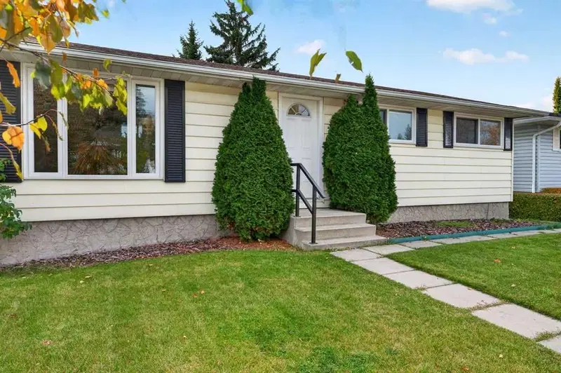 255 Huntridge Way NE, Calgary — photo 3 of 40