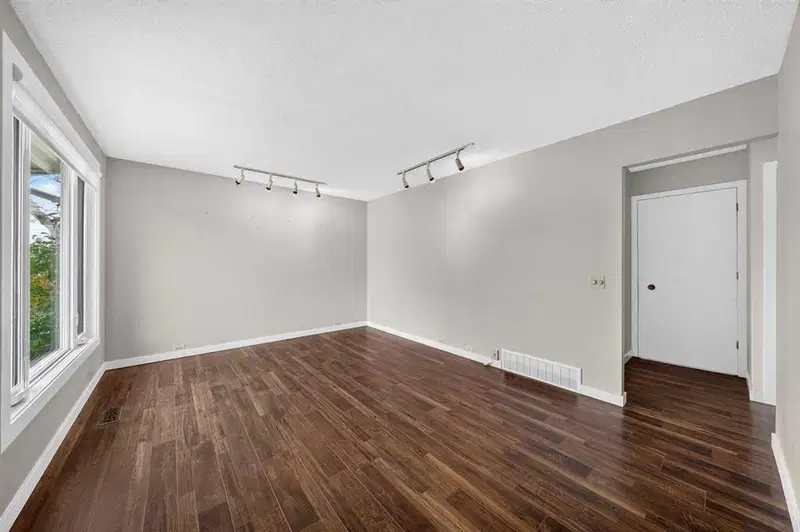 255 Huntridge Way NE, Calgary — photo 4 of 40