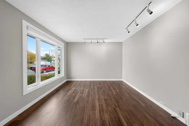 255 Huntridge Way NE, Calgary — photo 5 of 40