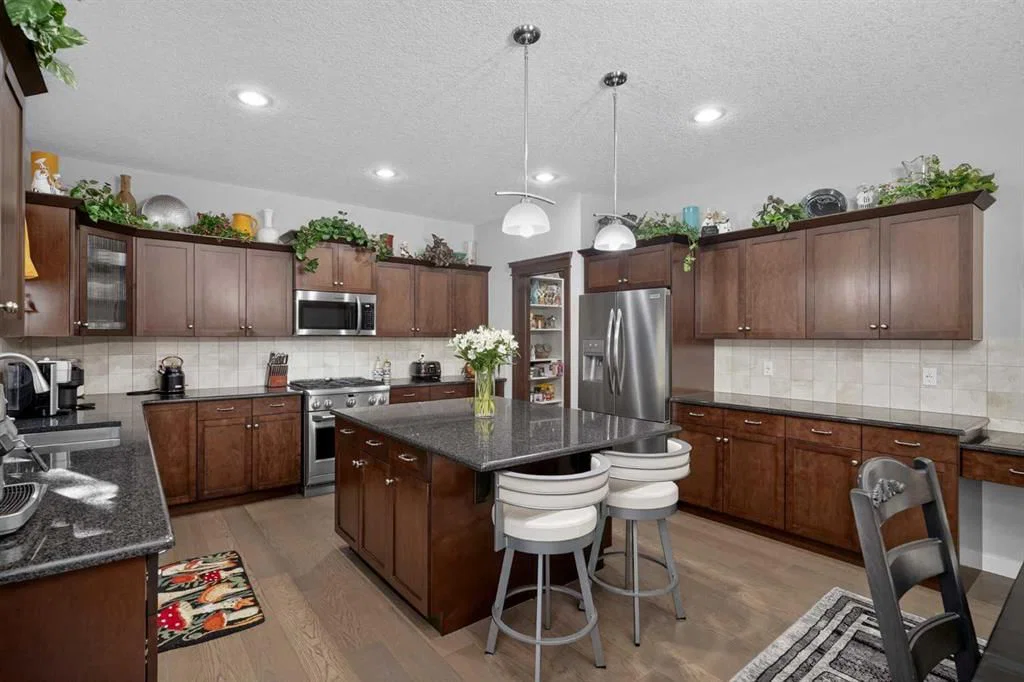 12 Crestridge Rise SW, Calgary — photo 4 of 46