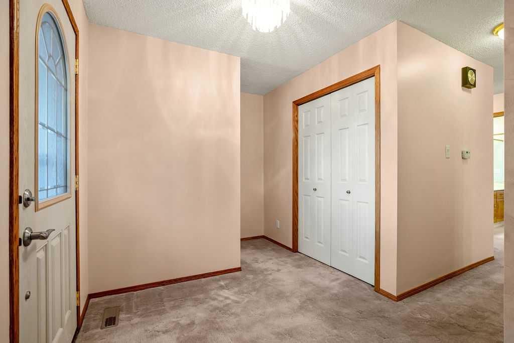 10711 Mapleglen Crescent SE, Calgary — photo 3 of 41