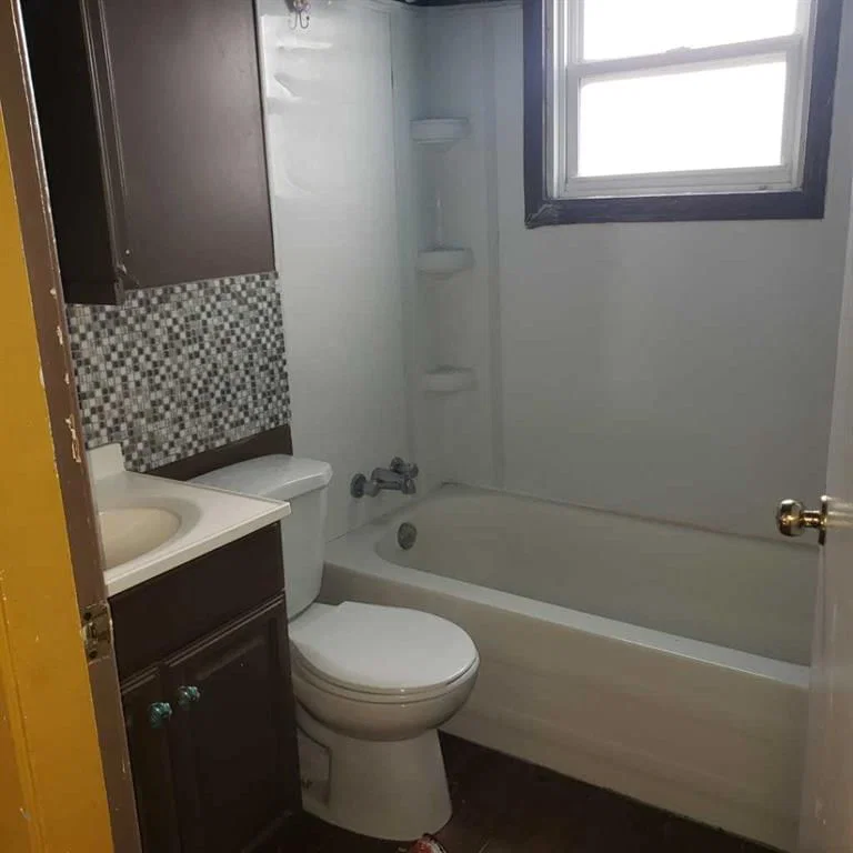 8611 47 Avenue NW, Calgary — photo 3 of 10