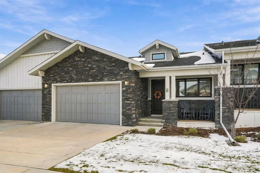42 Crestridge Bay SW, Calgary — main listing photo