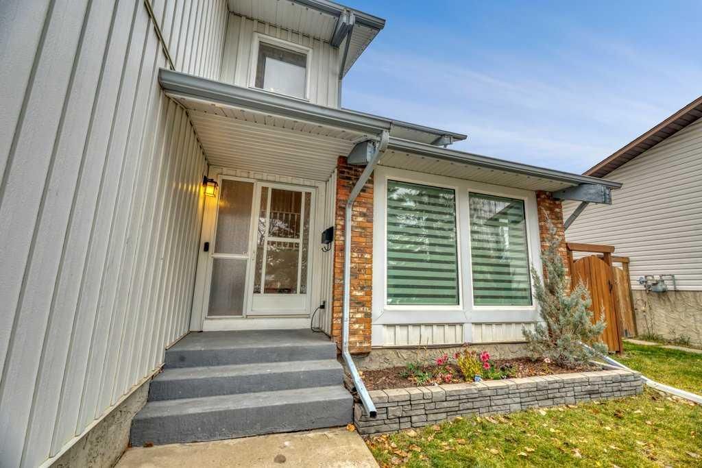 408 Woodside Road SW, Calgary — photo 2 of 39