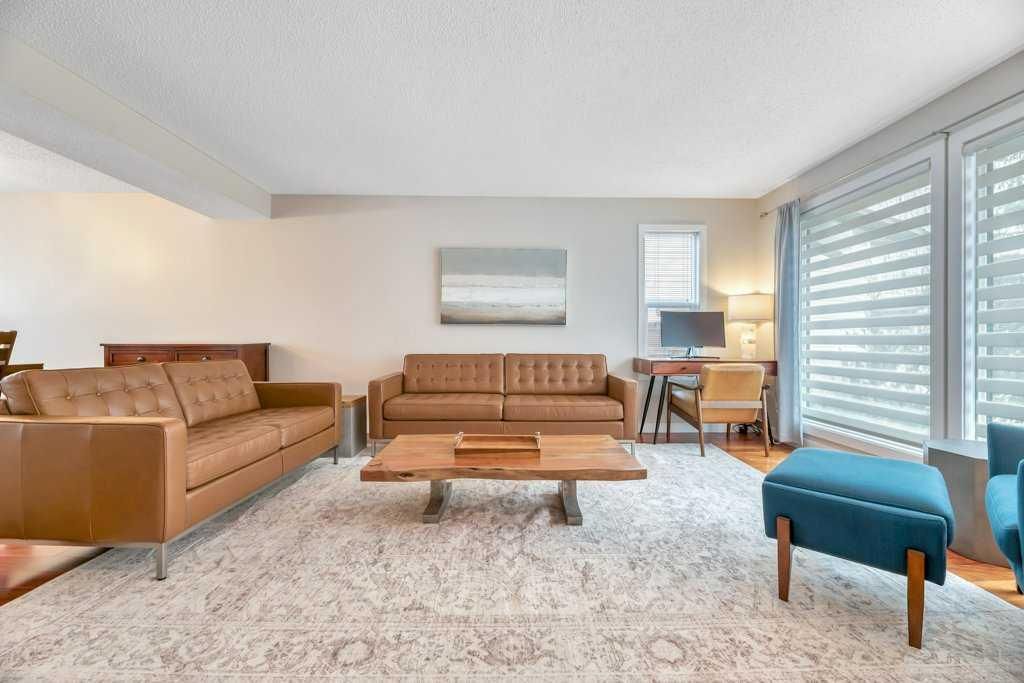 408 Woodside Road SW, Calgary — photo 5 of 39