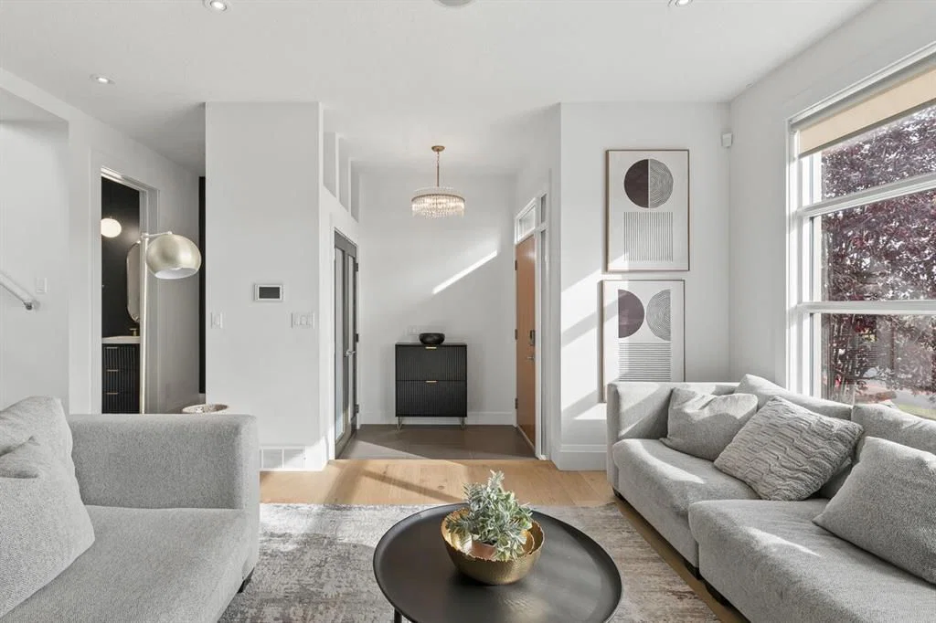 1904 50 Avenue SW, Calgary — photo 3 of 40