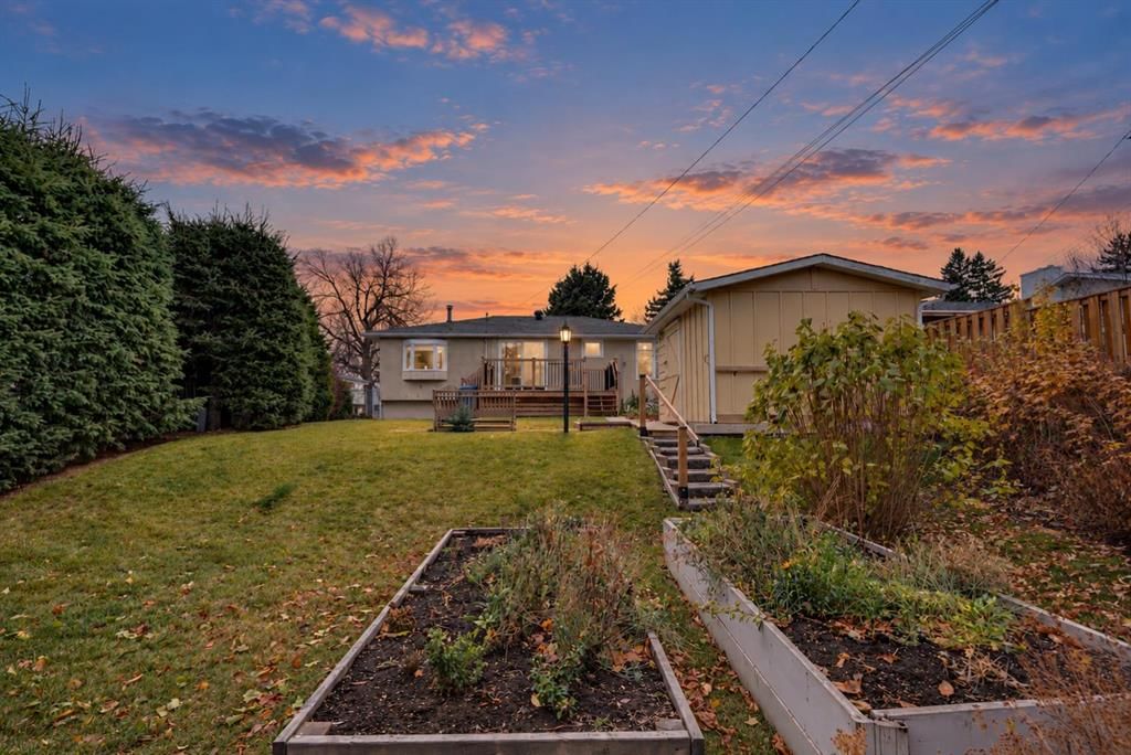 616 Hunts Crescent NW, Calgary — photo 2 of 43