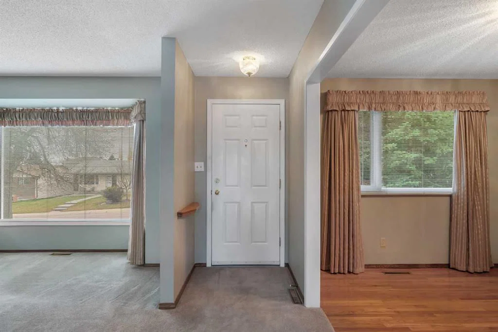 616 Hunts Crescent NW, Calgary — photo 3 of 43