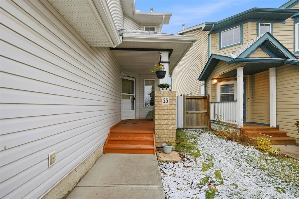 25 Martin Crossing Green NE, Calgary — photo 4 of 46