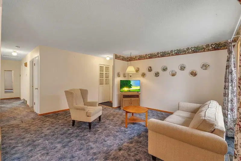 7383 Huntley Road NE, Calgary — photo 4 of 29