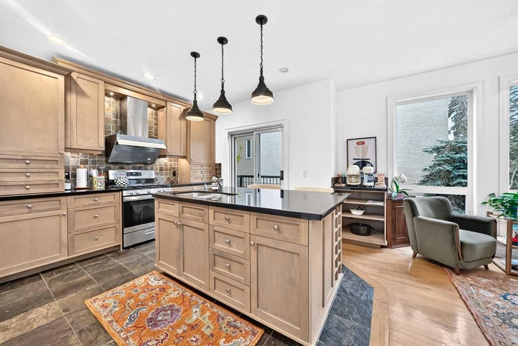 2141 15 Street SW, Calgary — photo 4 of 28