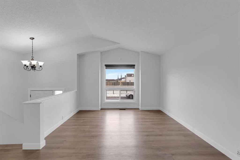 172 Martinwood Way NE, Calgary — photo 5 of 35