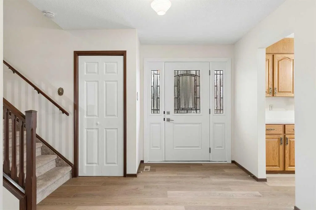 11104 Southdale Road SW, Calgary — photo 2 of 27