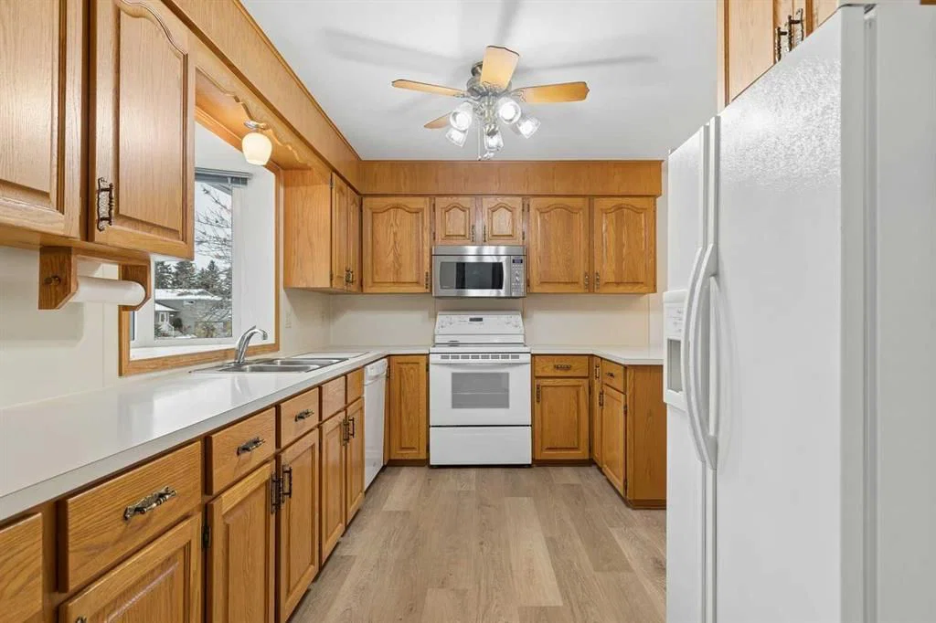 11104 Southdale Road SW, Calgary — photo 3 of 27