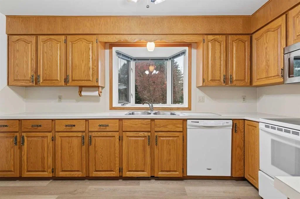 11104 Southdale Road SW, Calgary — photo 4 of 27