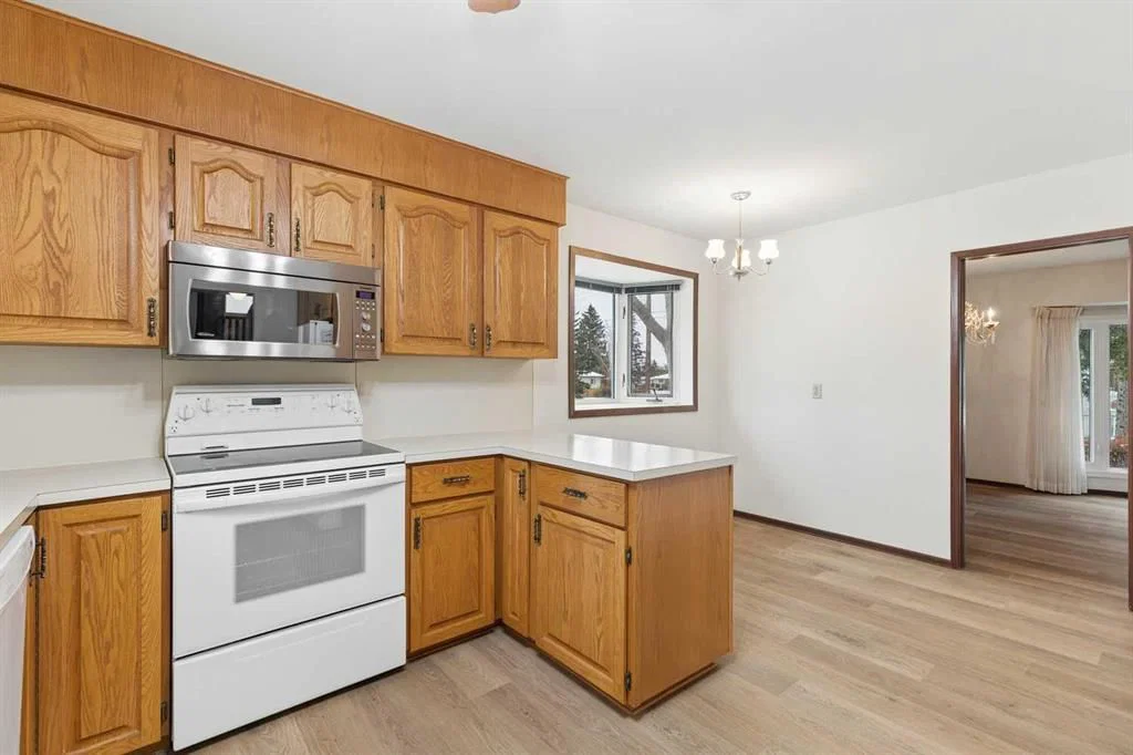 11104 Southdale Road SW, Calgary — photo 5 of 27
