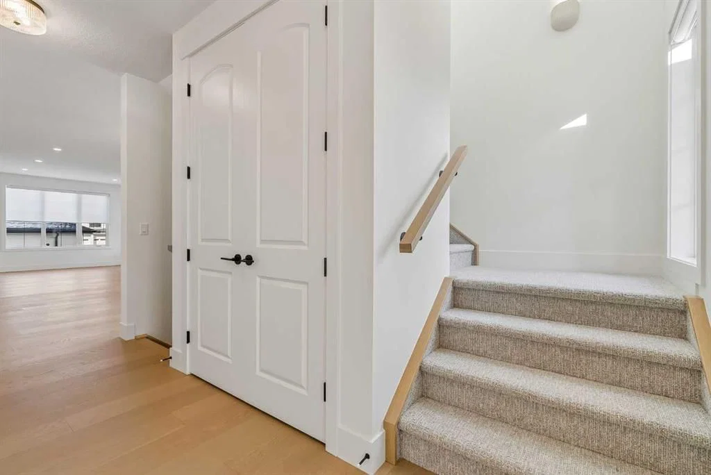218 Calais Drive SW, Calgary — photo 5 of 31