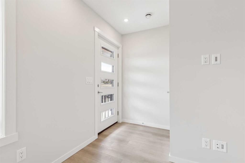 84 Livingston Parade NE, Calgary — photo 5 of 31